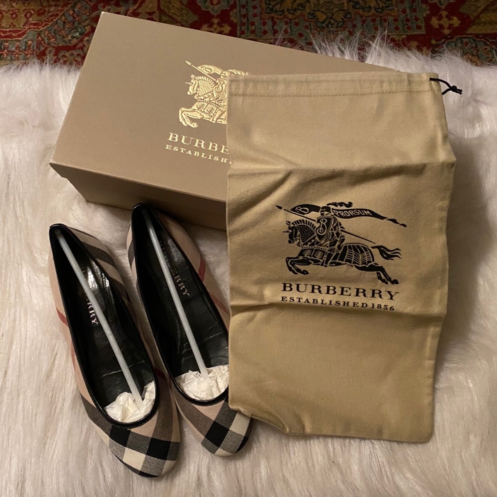 Burberry Nova Check Flats Beautiful Condition!